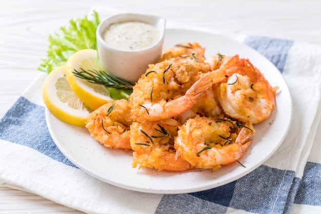 Photo fried shrimps with sauce