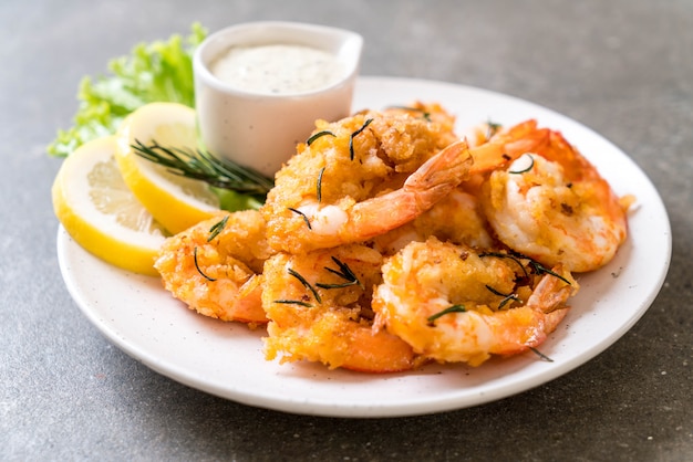 Photo fried shrimps with sauce