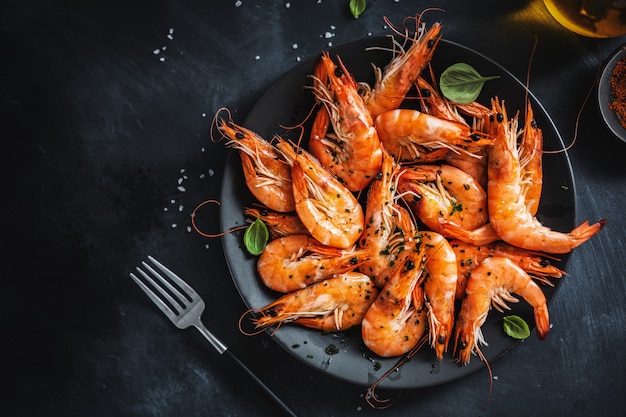 Photo fried shrimps with spices on plate