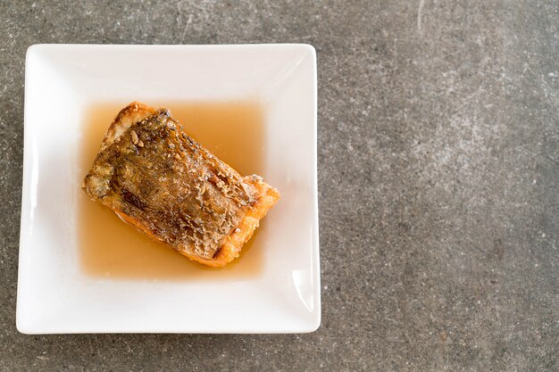 Жареная рыба из люциана с рыбным соусом