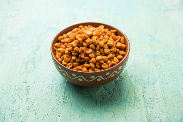 Photo fried and spicy chana dal masala is a popular chakna recipe. served in a bowl. selective focus