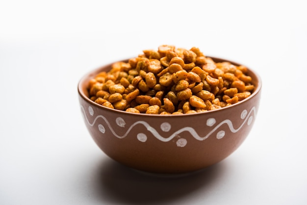 Photo fried and spicy chana dal masala is a popular chakna recipe. served in a bowl. selective focus