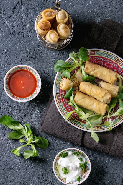 Photo fried spring rolls with sauce