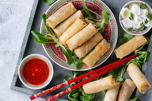 Photo fried spring rolls with sauce