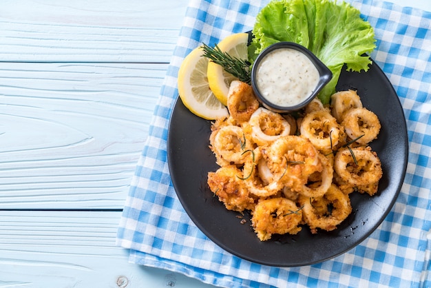 Foto calamari fritti o polipo (calamari) con salsa