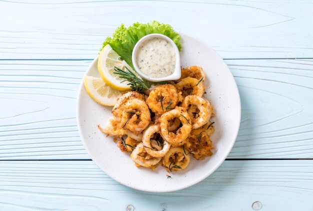 Foto calamari fritti o polipo (calamari) con salsa