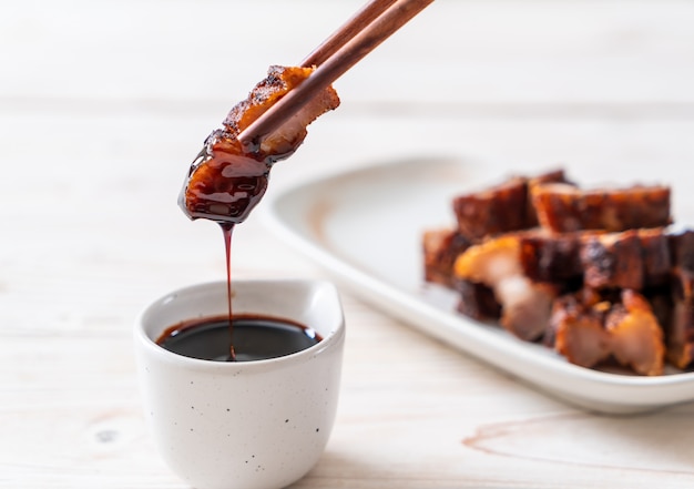 Foto fried streaky pork o crispy pork o deep fried pork belly