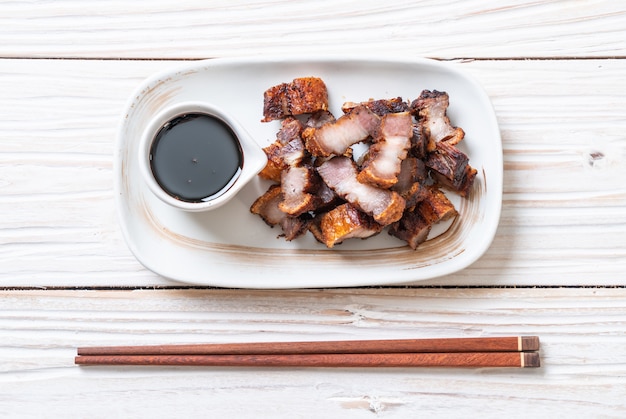 Foto fried streaky pork o crispy pork o deep fried pork belly