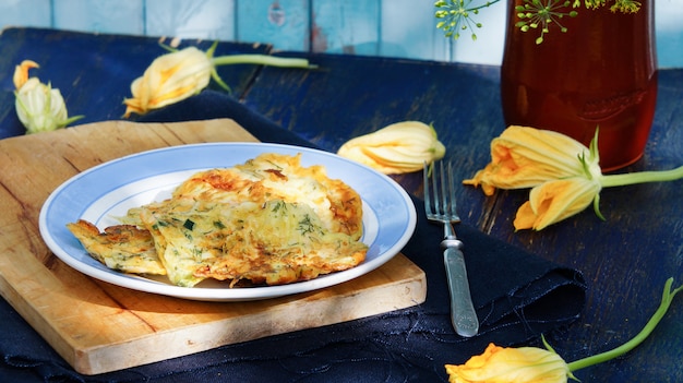 Foto fiori di zucca ripieni fritti - fiori di zucca fritti