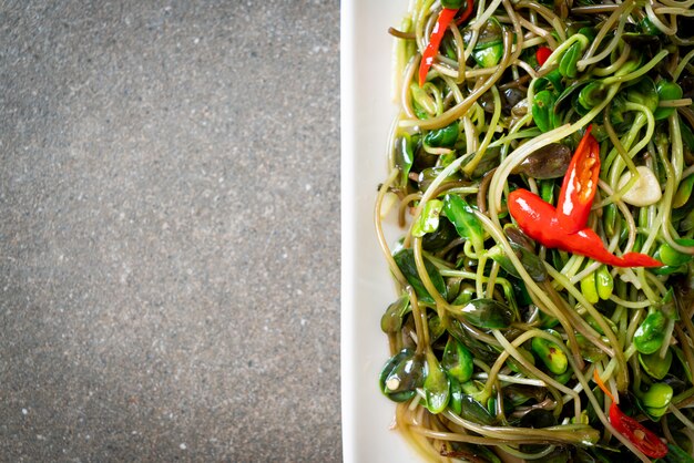 Foto fried sunflower sprout con salsa di ostriche