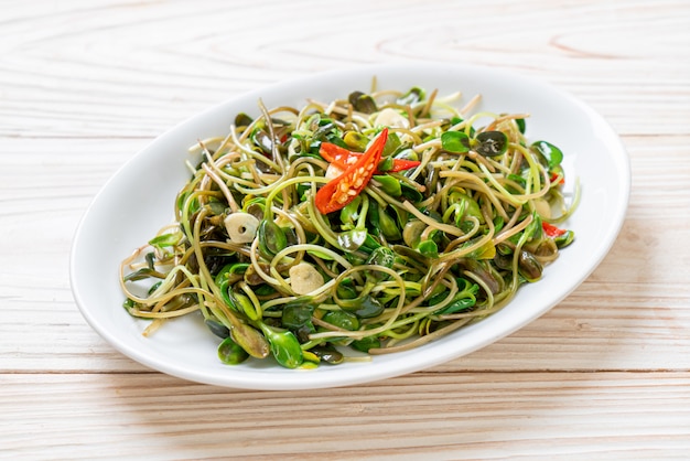 Photo fried sunflower sprout with oyster sauce