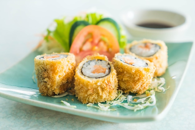 Foto rotolo di sushi fritto con salmone