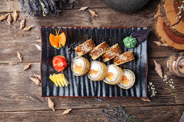 Photo fried sushi rolls with avocado salmon