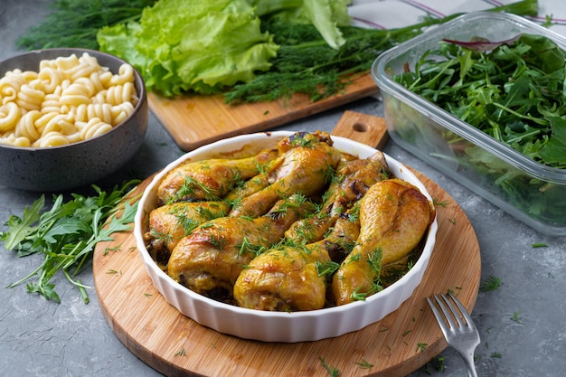 Coscia di pollo saporita fritta servita in bawl bianco con spezie