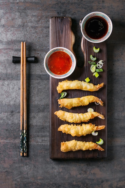 Gamberi tempura fritti con salse