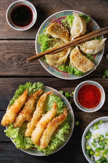 Photo fried tempura shrimps with sauces