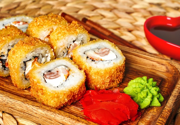 튀긴 튀김 스시 롤은 선택적 포커스를 닫습니다. 일본 전통 퓨전 음식 스타일 레스토랑 메뉴 배경 degustation 뷔페 고품질 사진
