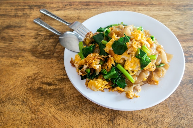 Tagliatelle sottili fritte con salsa di soia