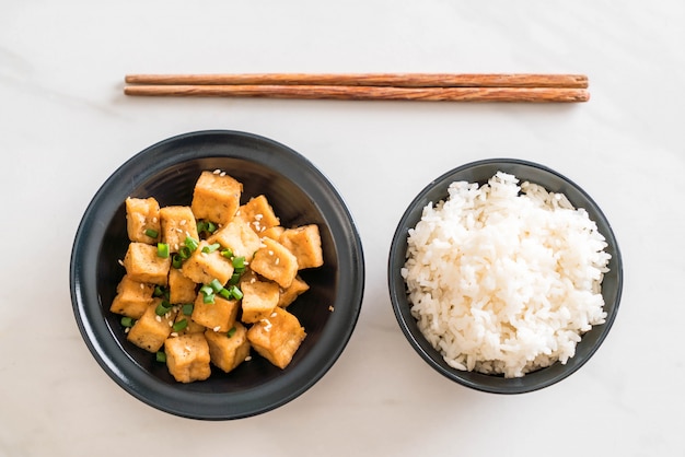 Photo fried tofu in a bowl with sesame