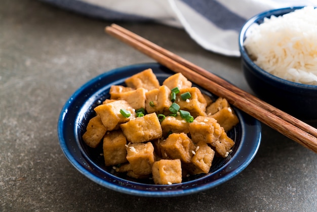 Photo fried tofu in a bowl with sesame