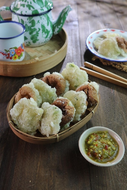 Foto tofu fritto ripieno di farina di condimento speciale indonesiana vista da vicino