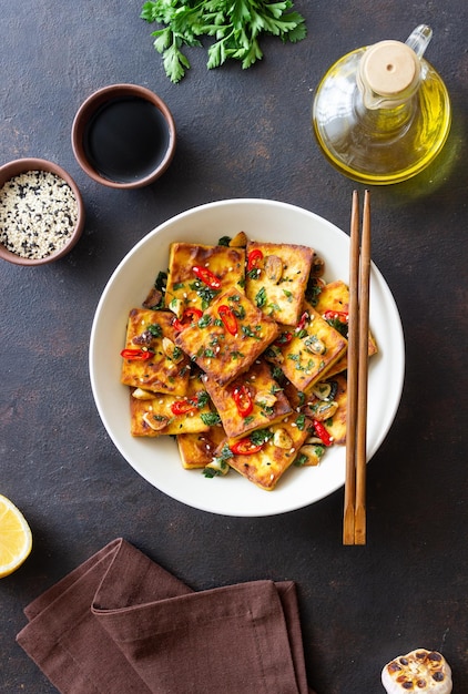 Foto tofu fritto con peperoncino, aglio ed erbe alimentari vegetariane dieta sana