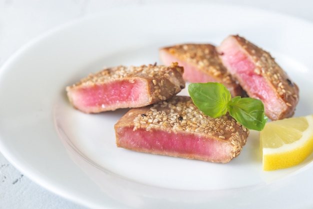 Photo fried tuna in sesame seeds