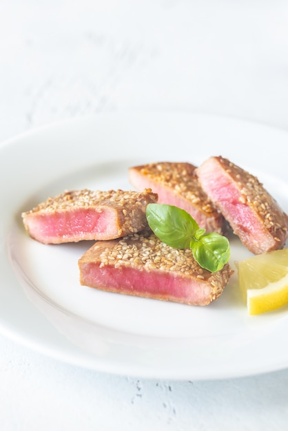 Fried tuna in sesame seeds