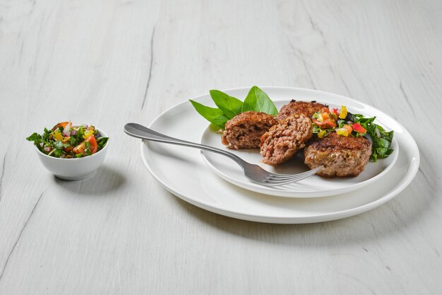 Polpette di vitello fritte alla piastra con basilico e pomodoro