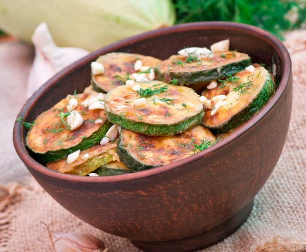 Zucchine fritte in una vecchia ciotola di ceramica