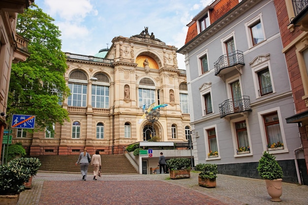 Photo friedrichsbad spa in baden-baden, baden-wurttemberg of germany. baden baden is a spa town. people on the background