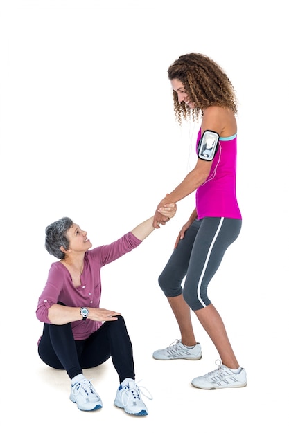 Foto amico che aiuta la donna ad alzarsi