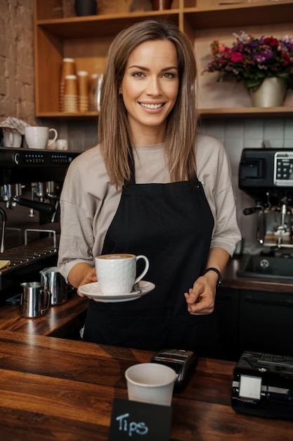 コーヒー を 配る 友好的 な バリスタ