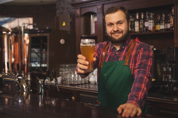 彼のパブで働いているフレンドリーなビール