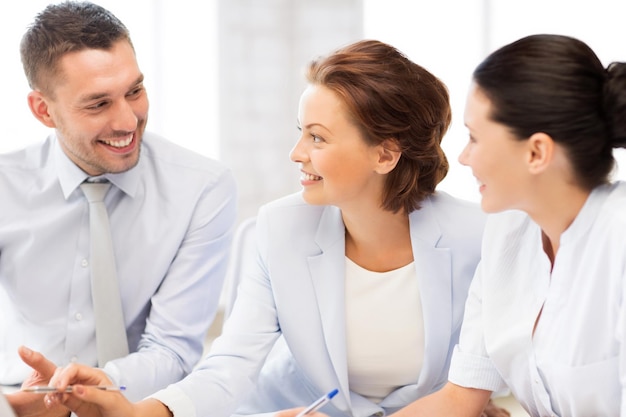 Team di lavoro amichevole che discute in ufficio