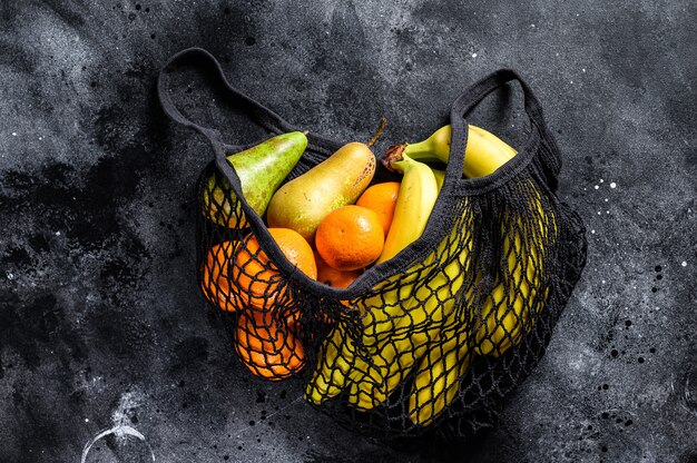 Foto borsa ecologica riutilizzabile di frutta. zero sprechi. concetto di stile di vita sostenibile. senza plastica. vista dall'alto. copia spazio