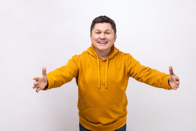 친절한 친절한 남자가 카메라에 손을 뻗고 활짝 웃으며 사랑을 나눌 것입니다.