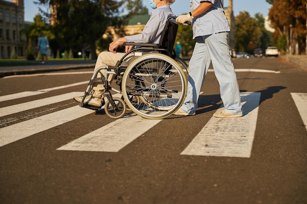 도시에서 휠체어로 걷는 친절한 사람들