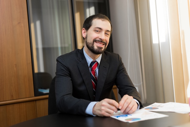 Photo friendly young businessman