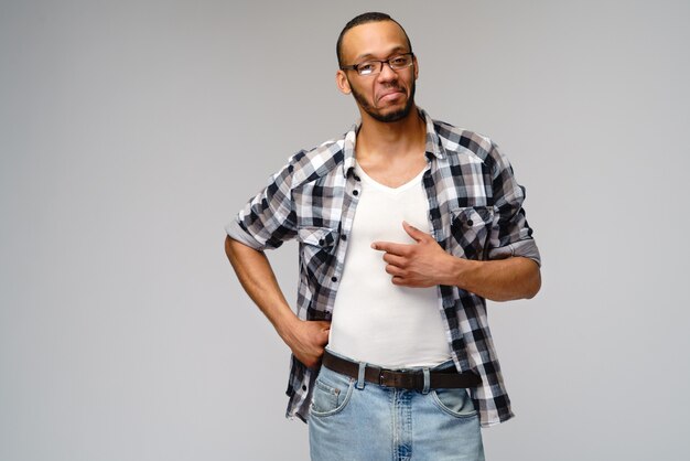 Photo friendly young man wearing a casual shirt