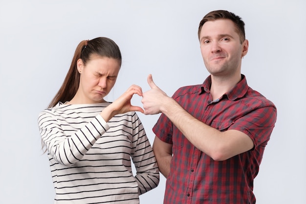 Foto amici aman e donna che fanno il simbolo di friendzone