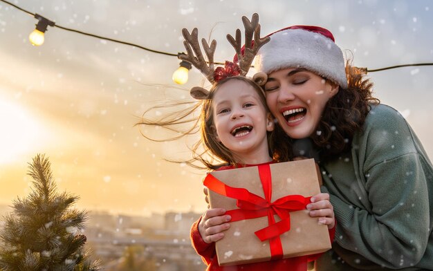 友達がクリスマスを祝っている