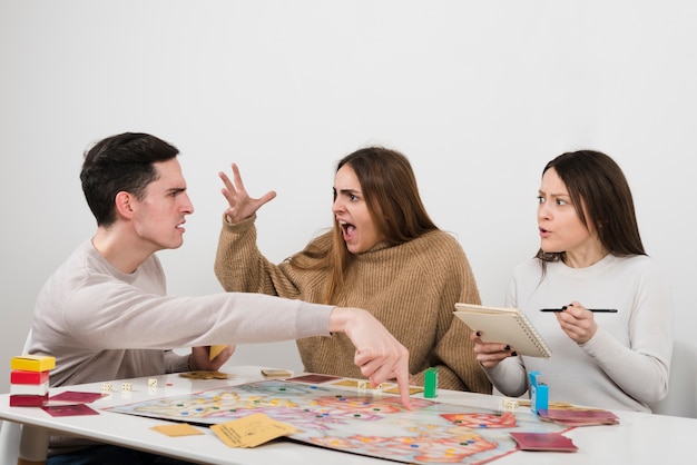 Photo friends arguing on a board game