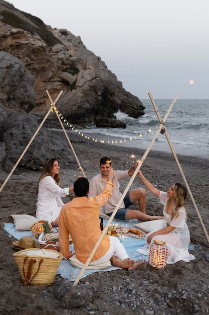 Photo friends at the beach with sparklers