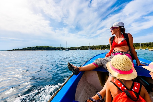 Photo friends in boat on river against sky