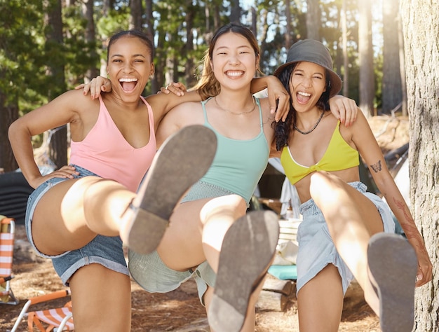 写真 友人のキャンプと冒険の自由と屋外休暇のための自然の中での幸せな女性のポートレート友情ハイキングと人々は旅行休暇やトレッキングのために森や山を蹴る