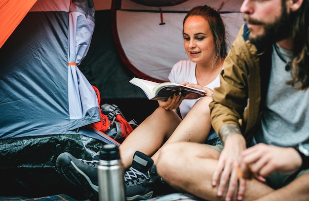 Photo friends camping in the forest together