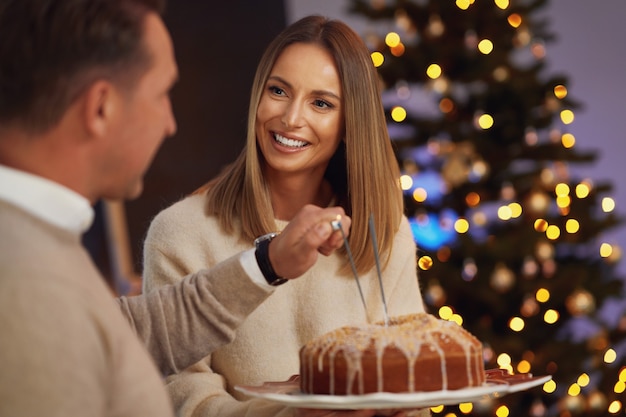 ワインを持ってクリスマスパーティーを祝う友人。高品質の写真