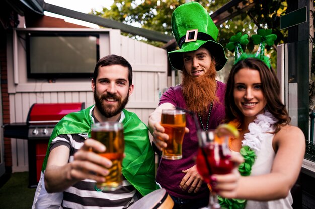 Amici che celebrano il giorno di san patrizio