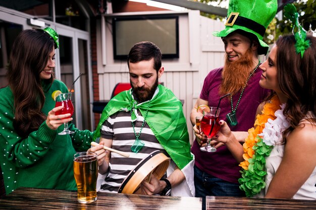 Amici che celebrano il giorno di san patrizio